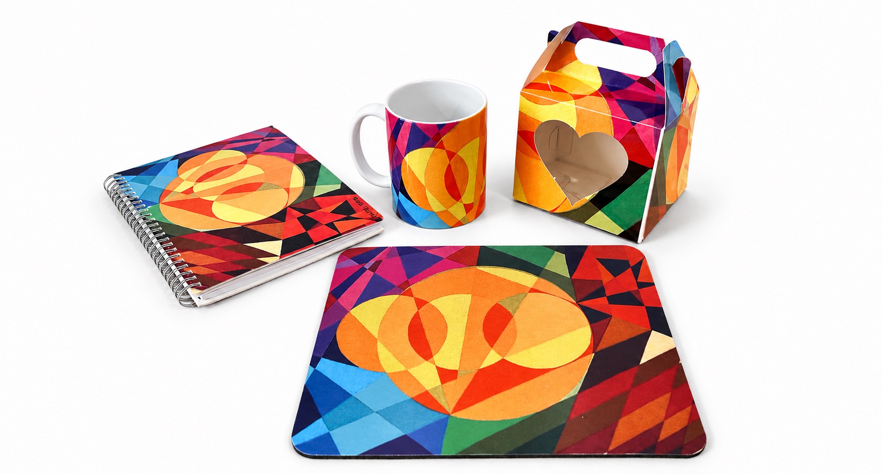 Kit personalizado com caneca, caderno, mouse pad e caixa com arte de Telma Ramos