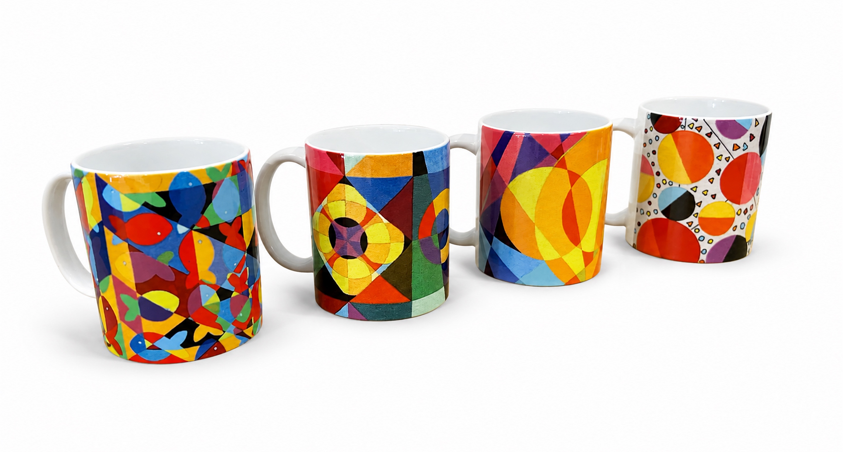 Quatro canecas personalizadas com arte colorida de Telma Ramos